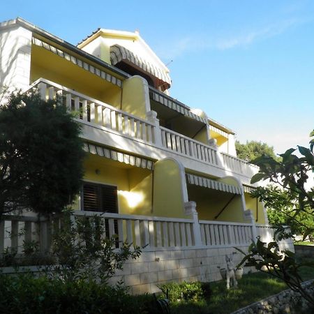 Apartments Angela - With Beautiful Courtyard Brela Bagian luar foto