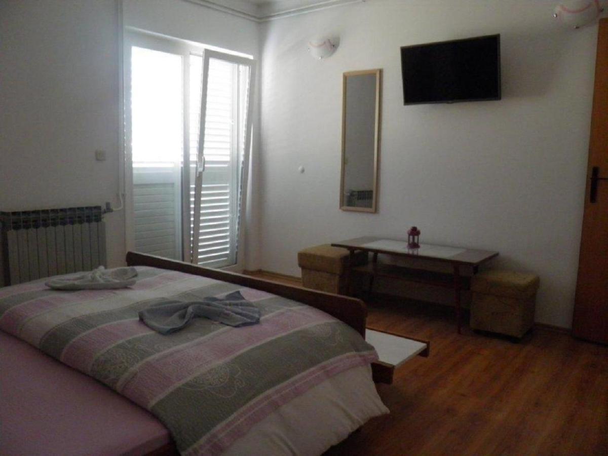 Apartments Angela - With Beautiful Courtyard Brela Bagian luar foto