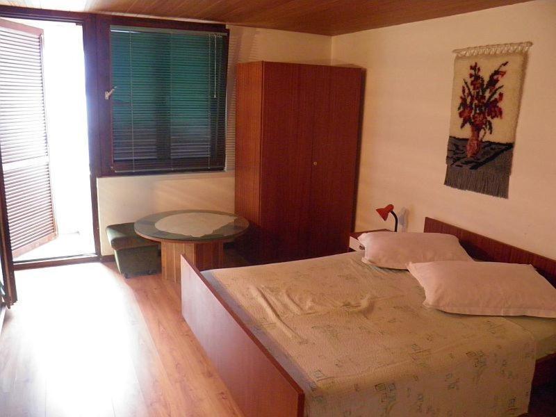Apartments Angela - With Beautiful Courtyard Brela Bagian luar foto