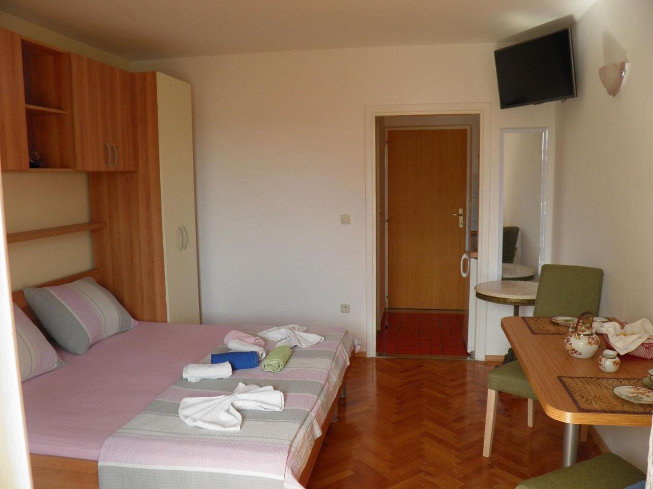 Apartments Angela - With Beautiful Courtyard Brela Bagian luar foto