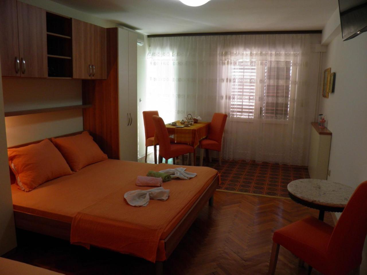 Apartments Angela - With Beautiful Courtyard Brela Bagian luar foto
