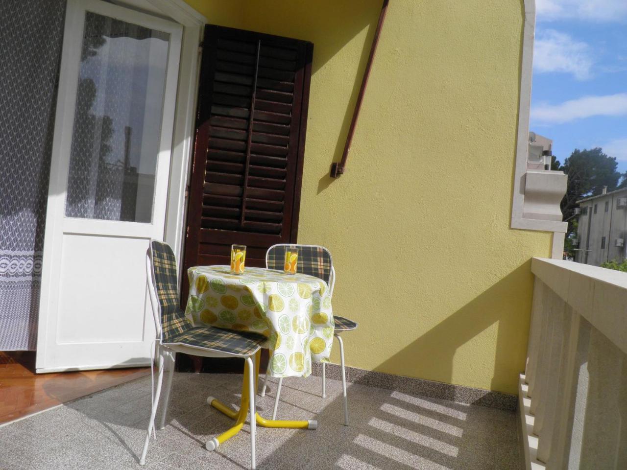 Apartments Angela - With Beautiful Courtyard Brela Bagian luar foto
