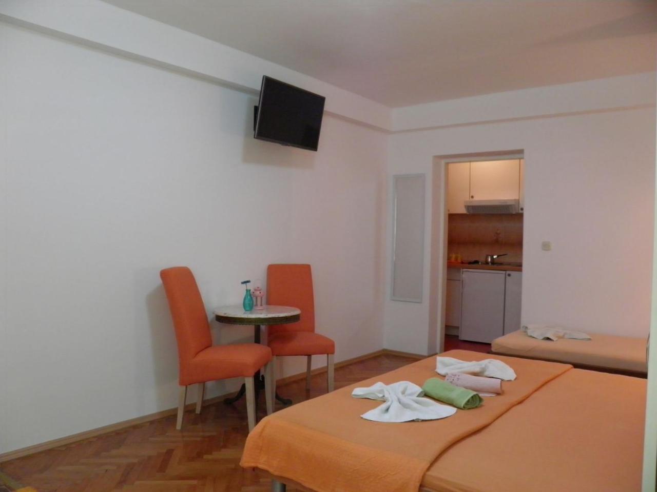 Apartments Angela - With Beautiful Courtyard Brela Bagian luar foto