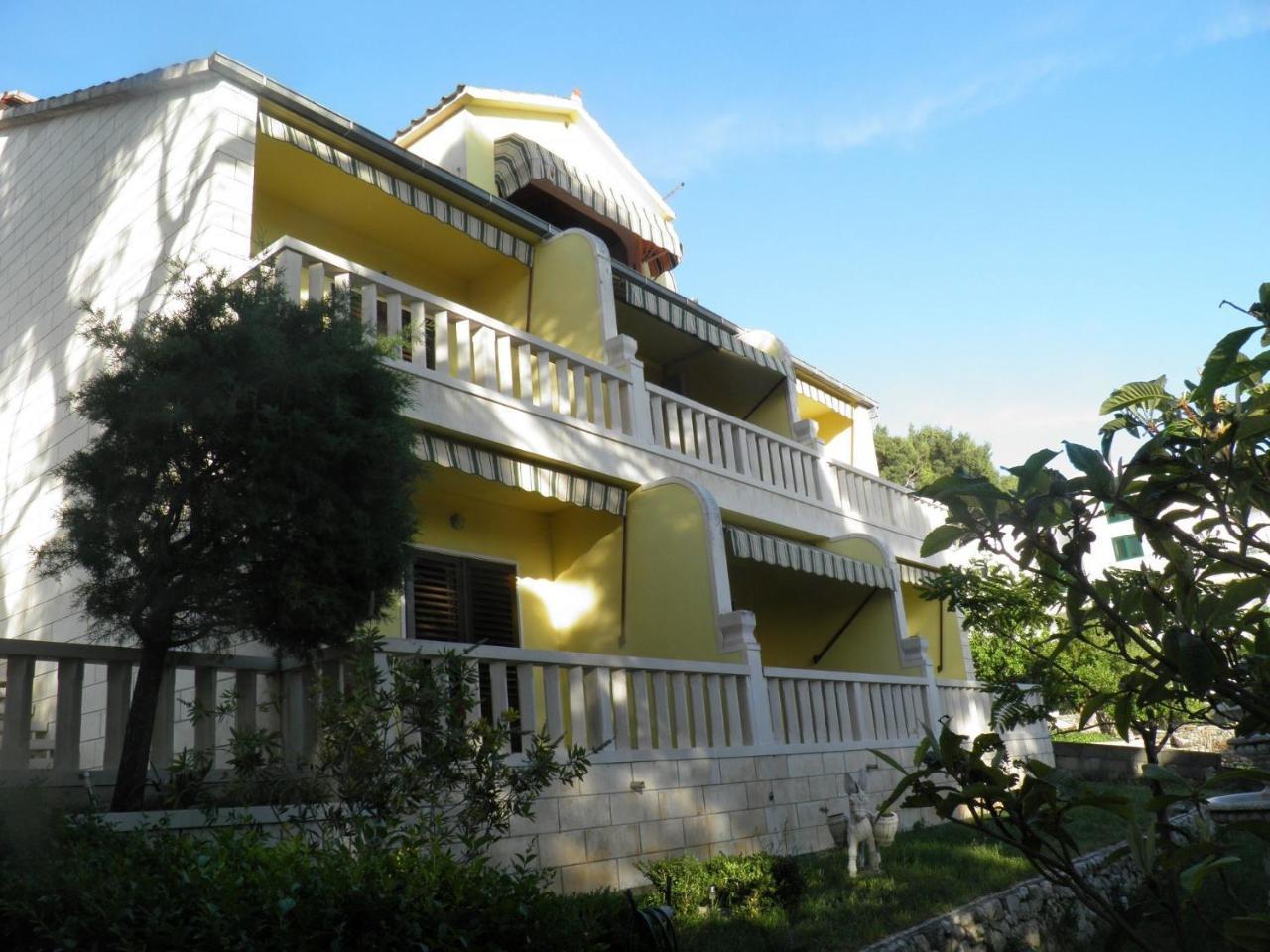 Apartments Angela - With Beautiful Courtyard Brela Bagian luar foto