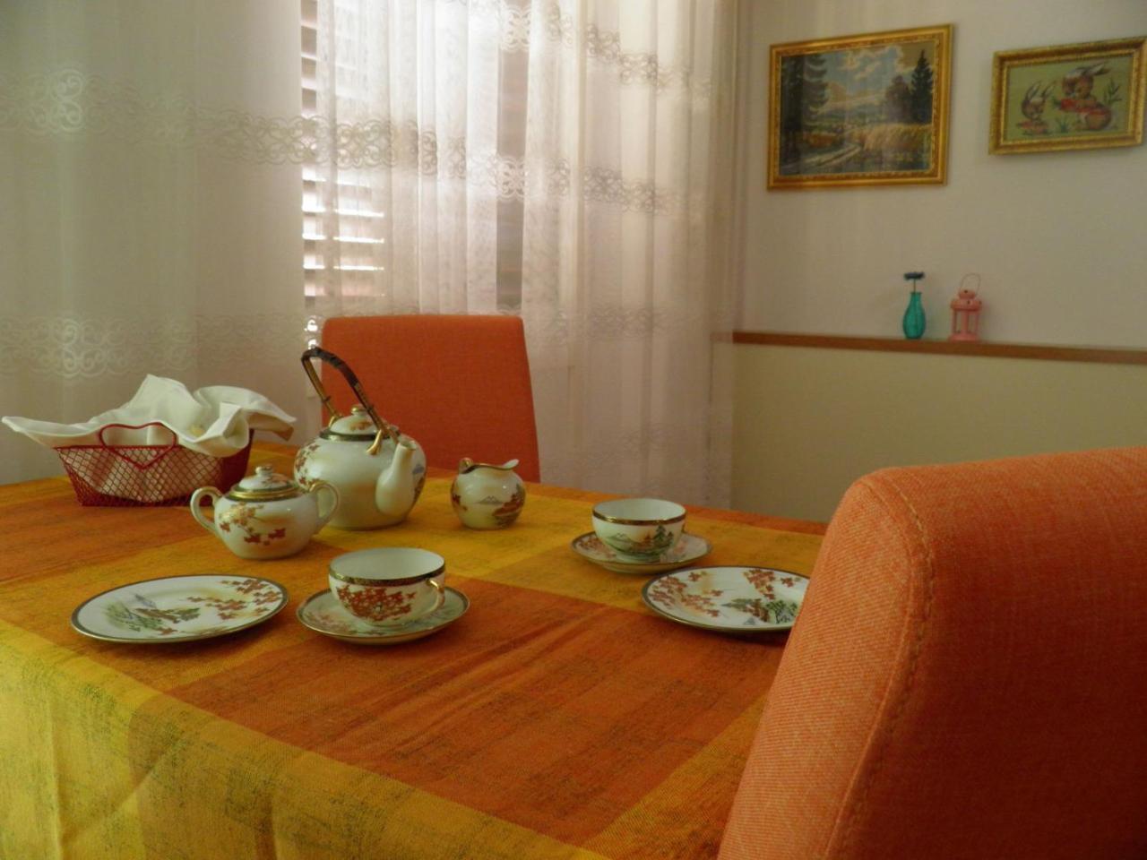 Apartments Angela - With Beautiful Courtyard Brela Bagian luar foto