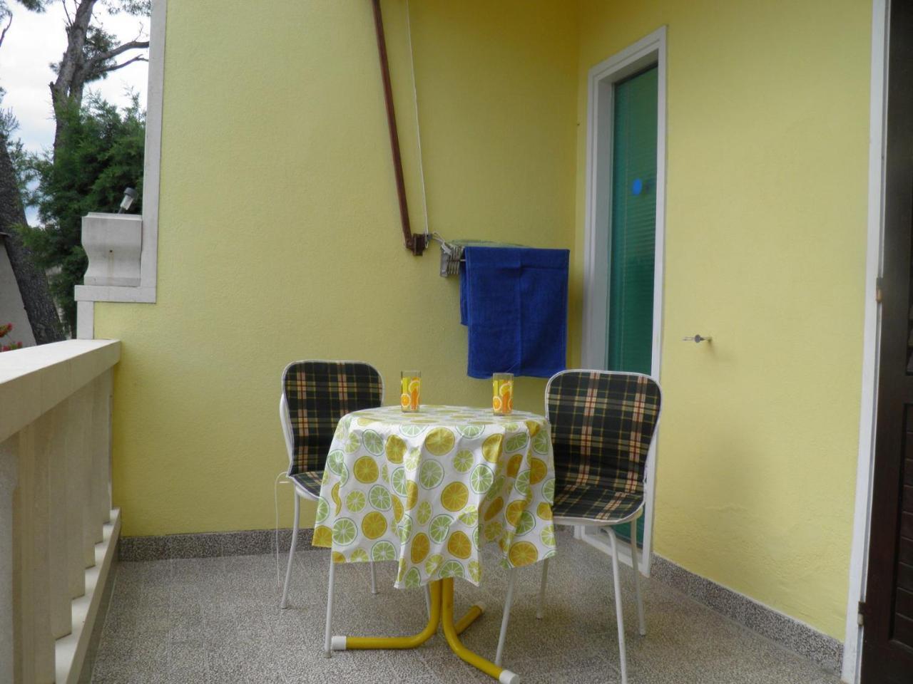 Apartments Angela - With Beautiful Courtyard Brela Bagian luar foto